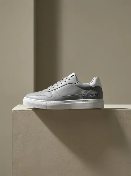 נעל עירונית פרימיום מוארת בצילום אמנותי